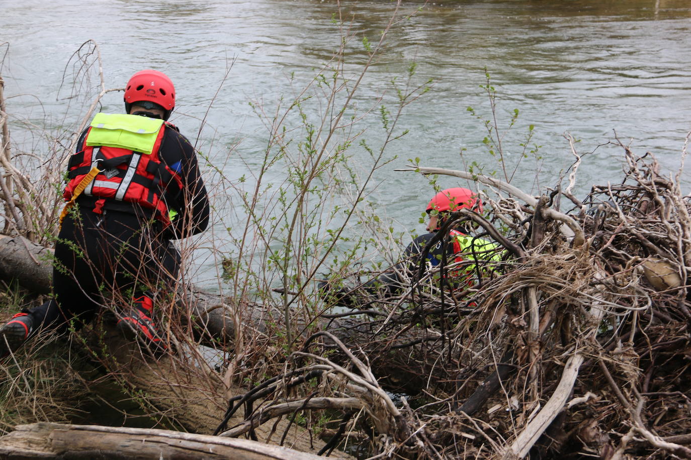 Activado un dispositivo de búsqueda tras denunciarse la desaparición de un hombre en el entorno del río Torío. Efectivos de Bomberos León se han desplazado al lugar con el fin de localizar al desaparecido tras localizar a su perro en las inmediaciones atado a un árbol.