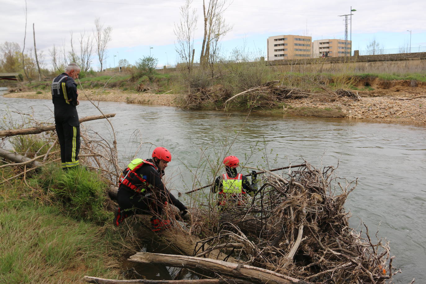 Activado un dispositivo de búsqueda tras denunciarse la desaparición de un hombre en el entorno del río Torío. Efectivos de Bomberos León se han desplazado al lugar con el fin de localizar al desaparecido tras localizar a su perro en las inmediaciones atado a un árbol.