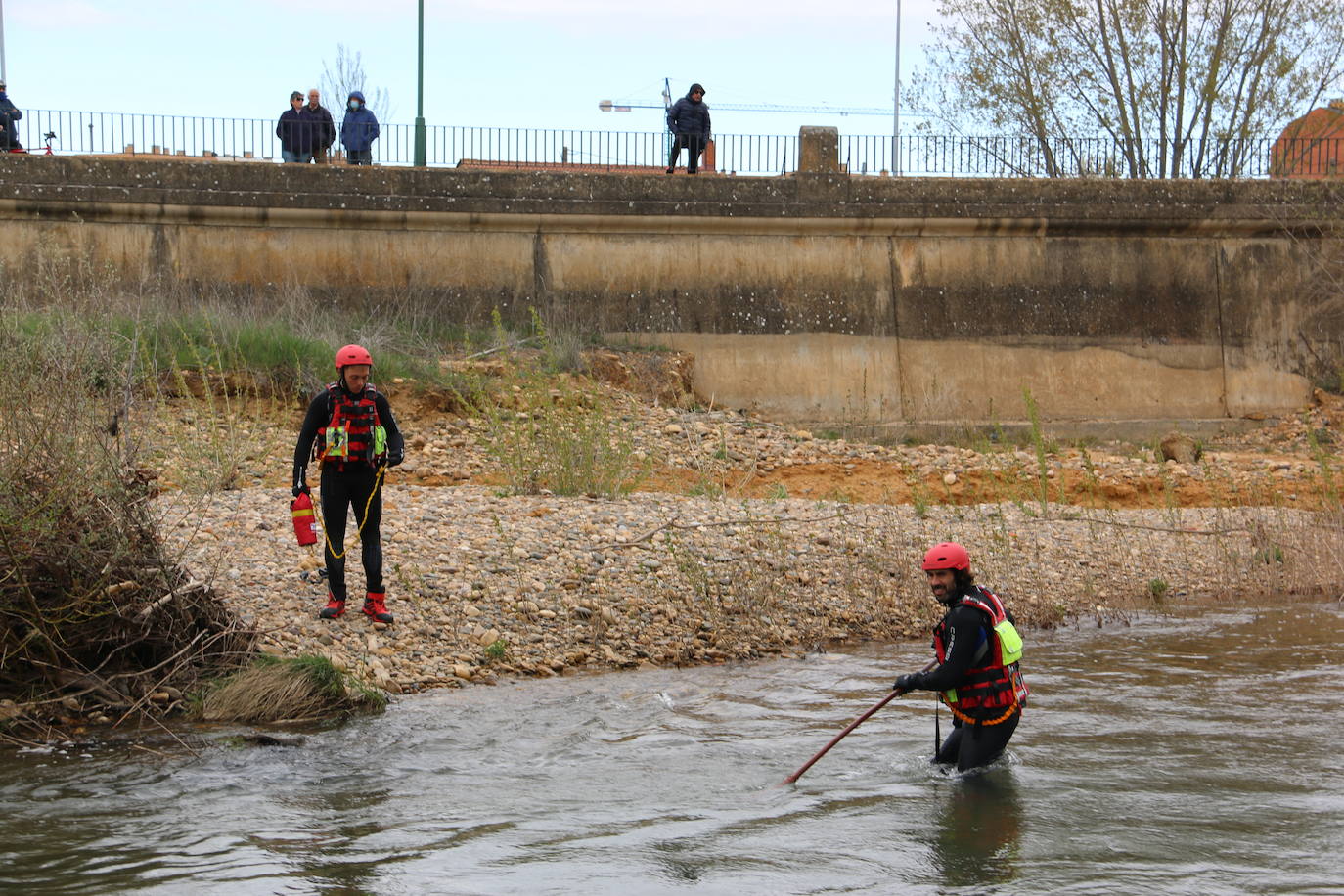 Activado un dispositivo de búsqueda tras denunciarse la desaparición de un hombre en el entorno del río Torío. Efectivos de Bomberos León se han desplazado al lugar con el fin de localizar al desaparecido tras localizar a su perro en las inmediaciones atado a un árbol.