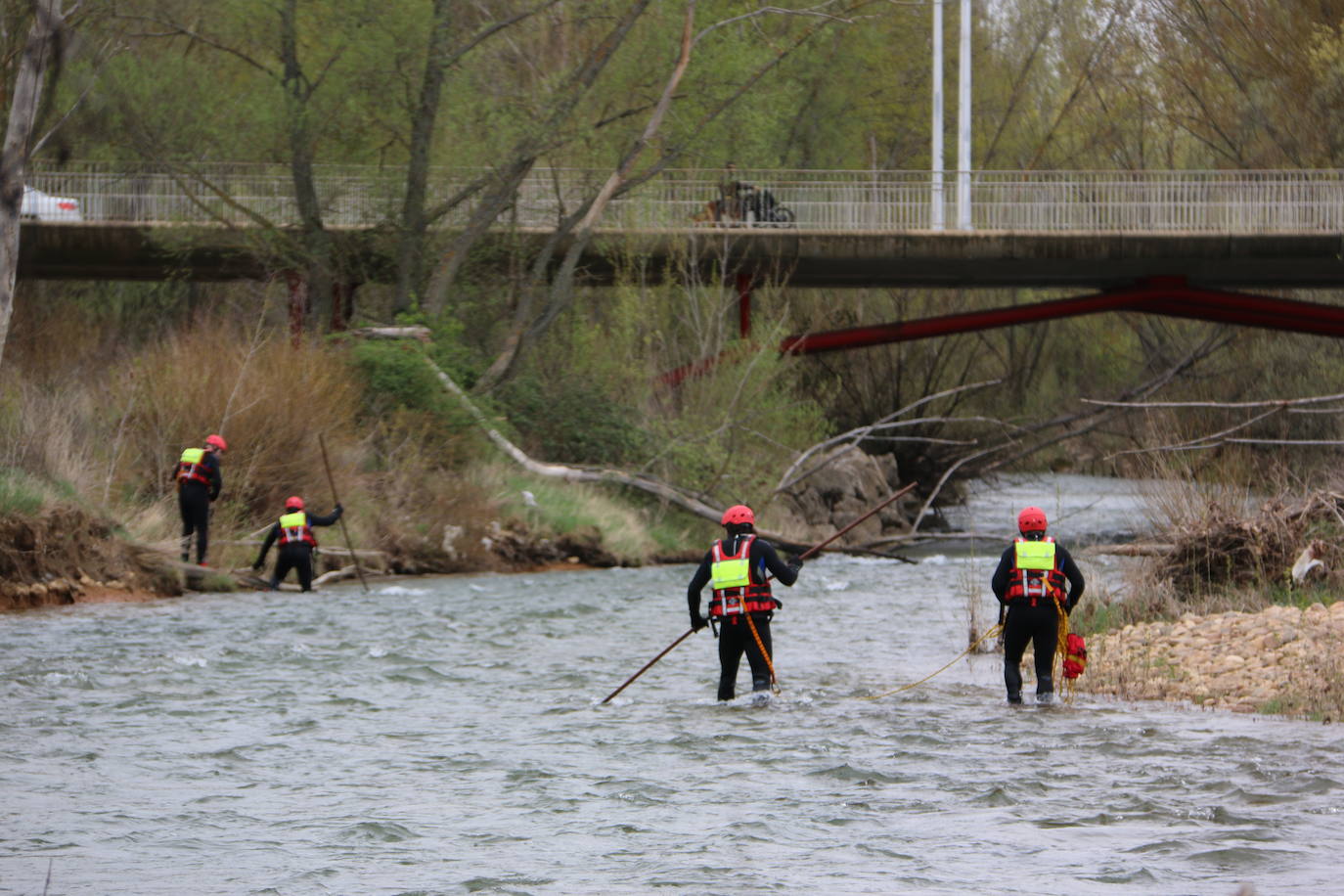 Activado un dispositivo de búsqueda tras denunciarse la desaparición de un hombre en el entorno del río Torío. Efectivos de Bomberos León se han desplazado al lugar con el fin de localizar al desaparecido tras localizar a su perro en las inmediaciones atado a un árbol.