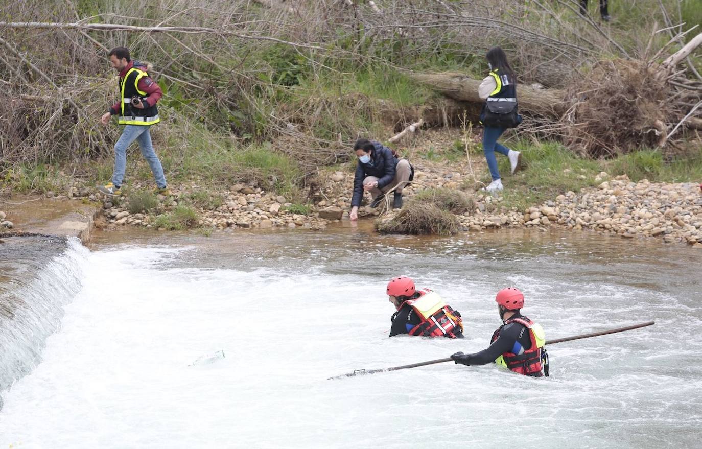 Efectivos de Bomberos se afanan en localizar el cuerpo de un hombre en aguas del Torío. 