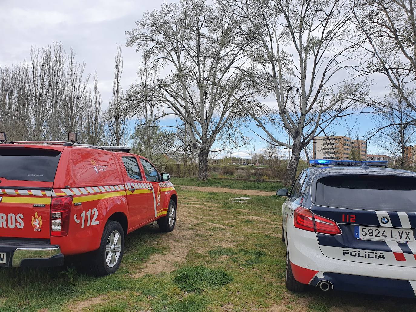 Activado un dispositivo de búsqueda tras denunciarse la desaparición de un hombre en el entorno del río Torío. Efectivos de Bomberos León se han desplazado al lugar con el fin de localizar al desaparecido tras localizar a su perro en las inmediaciones atado a un árbol.