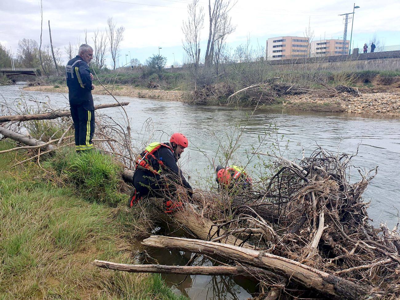 Activado un dispositivo de búsqueda tras denunciarse la desaparición de un hombre en el entorno del río Torío. Efectivos de Bomberos León se han desplazado al lugar con el fin de localizar al desaparecido tras localizar a su perro en las inmediaciones atado a un árbol.