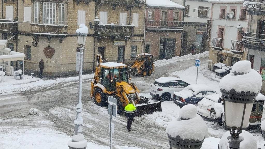 Imagen en la que se refleja problemas de circulación a causa de la nieve en 'El Espinar'. 