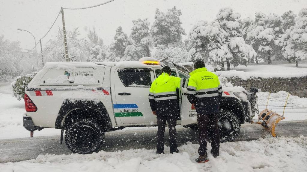 Imagen en la que se refleja problemas de circulación a causa de la nieve en 'El Espinar'. 