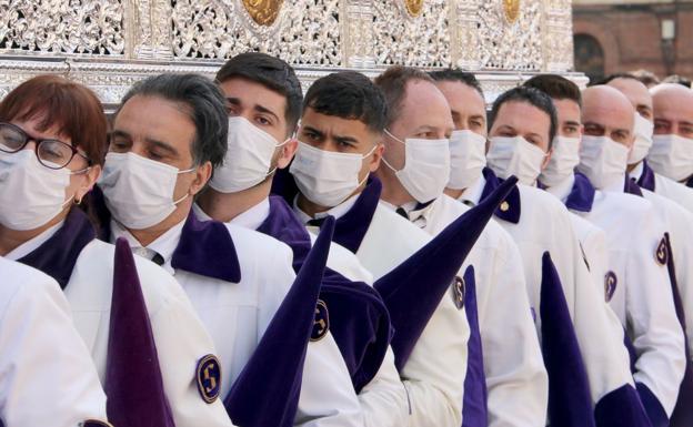 Los braceros de Jesús Divino Obrero, con mascarillas, tras descubrir sus caras en la Procesión de El Encuentro el Domingo de Resurrección. 