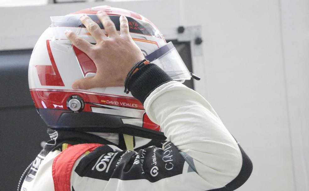 David Vidales se coloca el casco durante la sesión de test en Jerez.