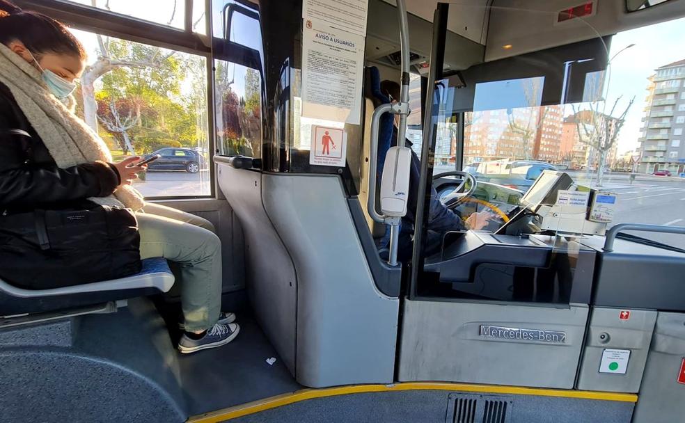 Una pasajera y un conductor usan mascarilla en el transporte urbano de León este miércoles. 