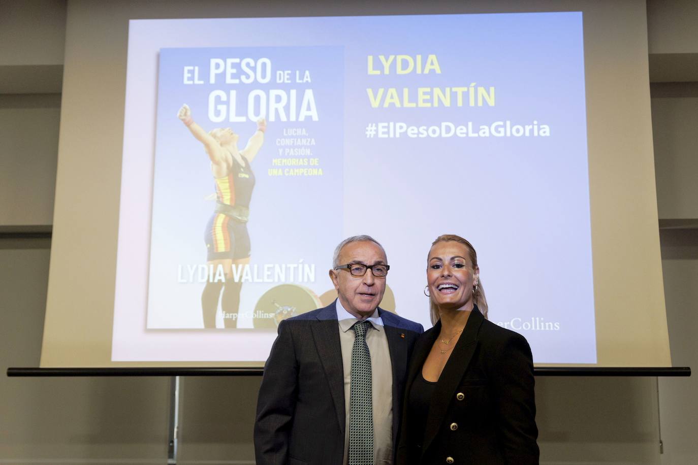 La campeona olímpica Lydia Valentín junto al presidente del Comité Olímpico Español, Alejandro Blanco, presenta 'El Peso de la gloria, las memorias de una leyenda de la halterofilia', este jueves en la sede del COE en Madrid. 