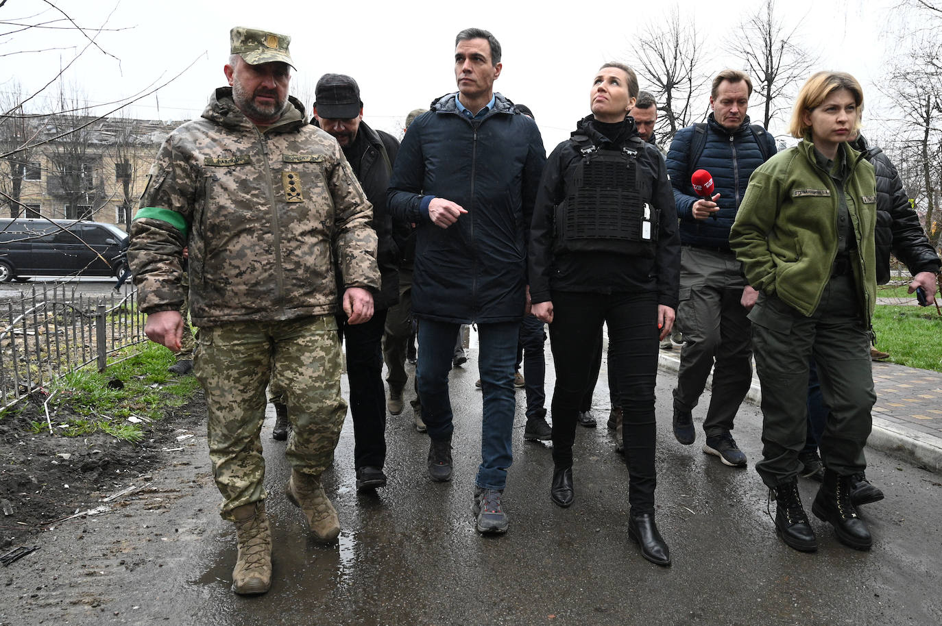 Sánchez, «conmovido» tras constatar en Borodianka «las atrocidades de la guerra de Putin». El presidente del Gobierno ha viajado a Ucrania junto la primera ministra de Dinamarca, Mette Frederiksen.