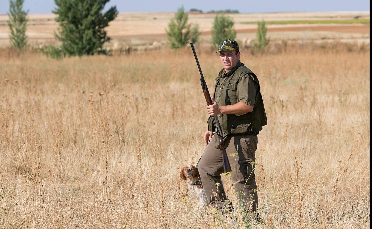 Un cazador en la provincia de Zamora, en el inicio de la temporada de caza. 