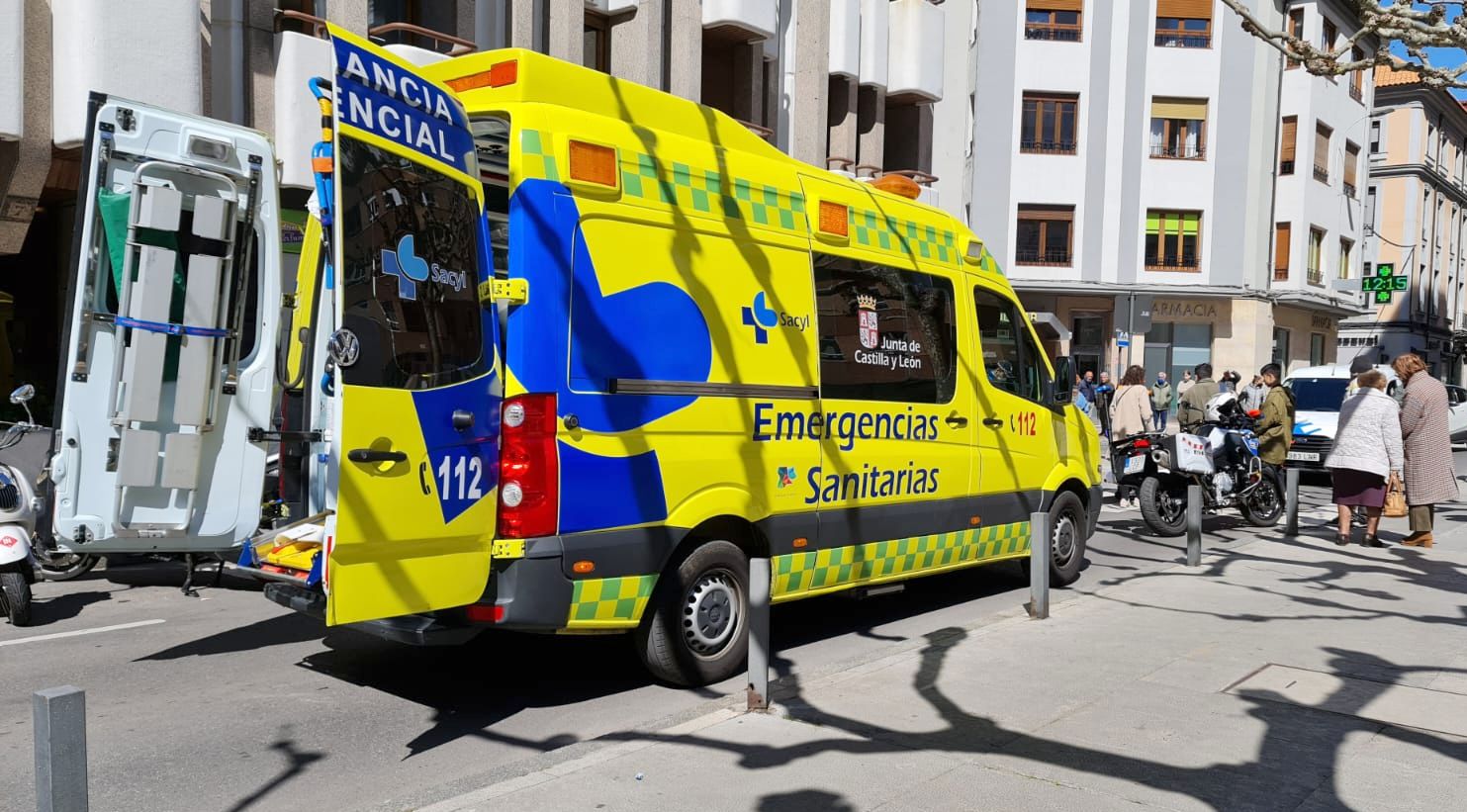 Una mujer herida tras ser arrollada por un patinete en la Plaza de las Cortes de León. La mujer caminaba por un paso de peatones cuando recibió el impacto de un patinete. Emergencias Sacyl trasladó a la herida al Hospital de León.