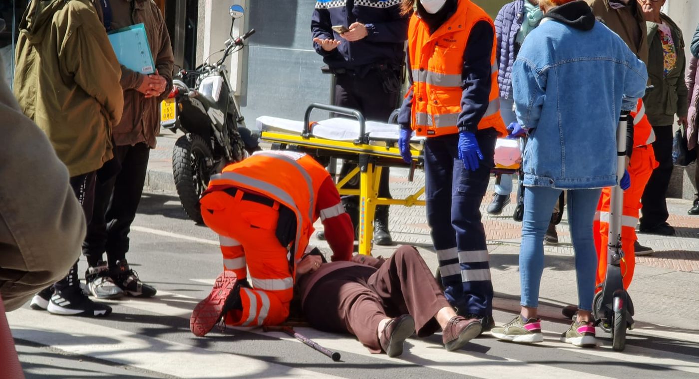 Una mujer herida tras ser arrollada por un patinete en la Plaza de las Cortes de León. La mujer caminaba por un paso de peatones cuando recibió el impacto de un patinete. Emergencias Sacyl trasladó a la herida al Hospital de León.