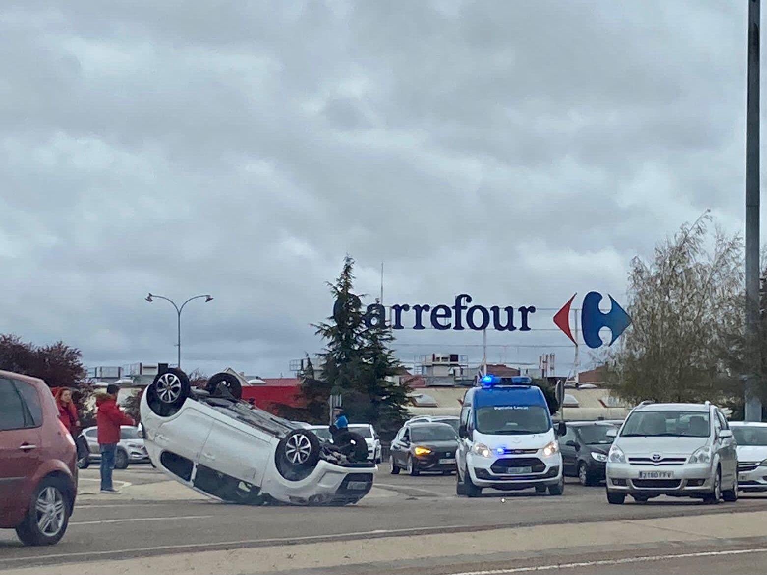 Fotos: Aparatoso accidente en la rotonda de Carrefour