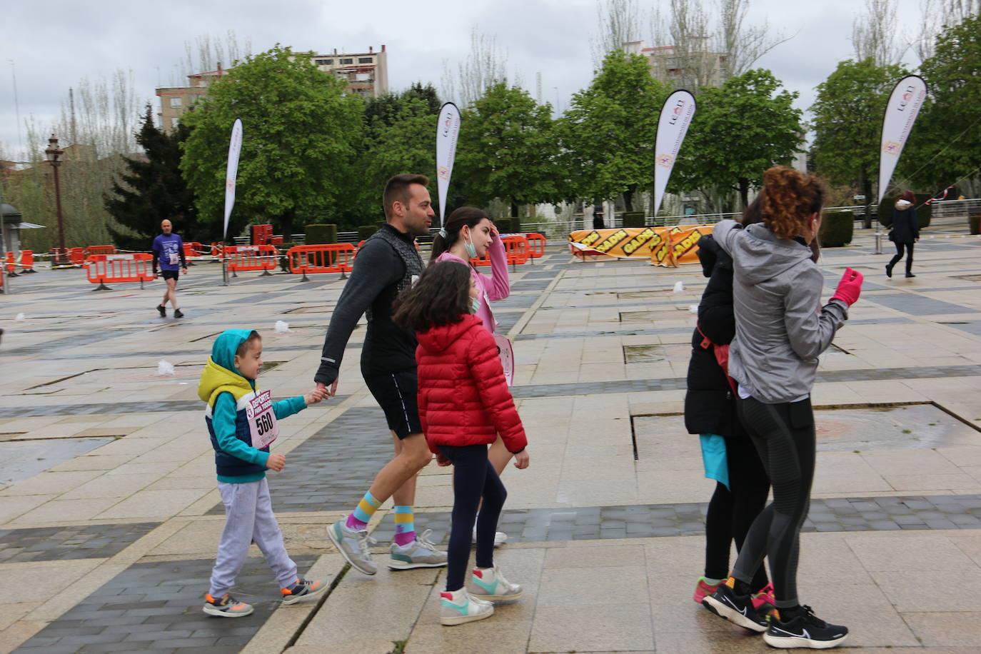 Participantes de la «Run for Parkinson's» organizada en la Plaza de San Marcos en León. 