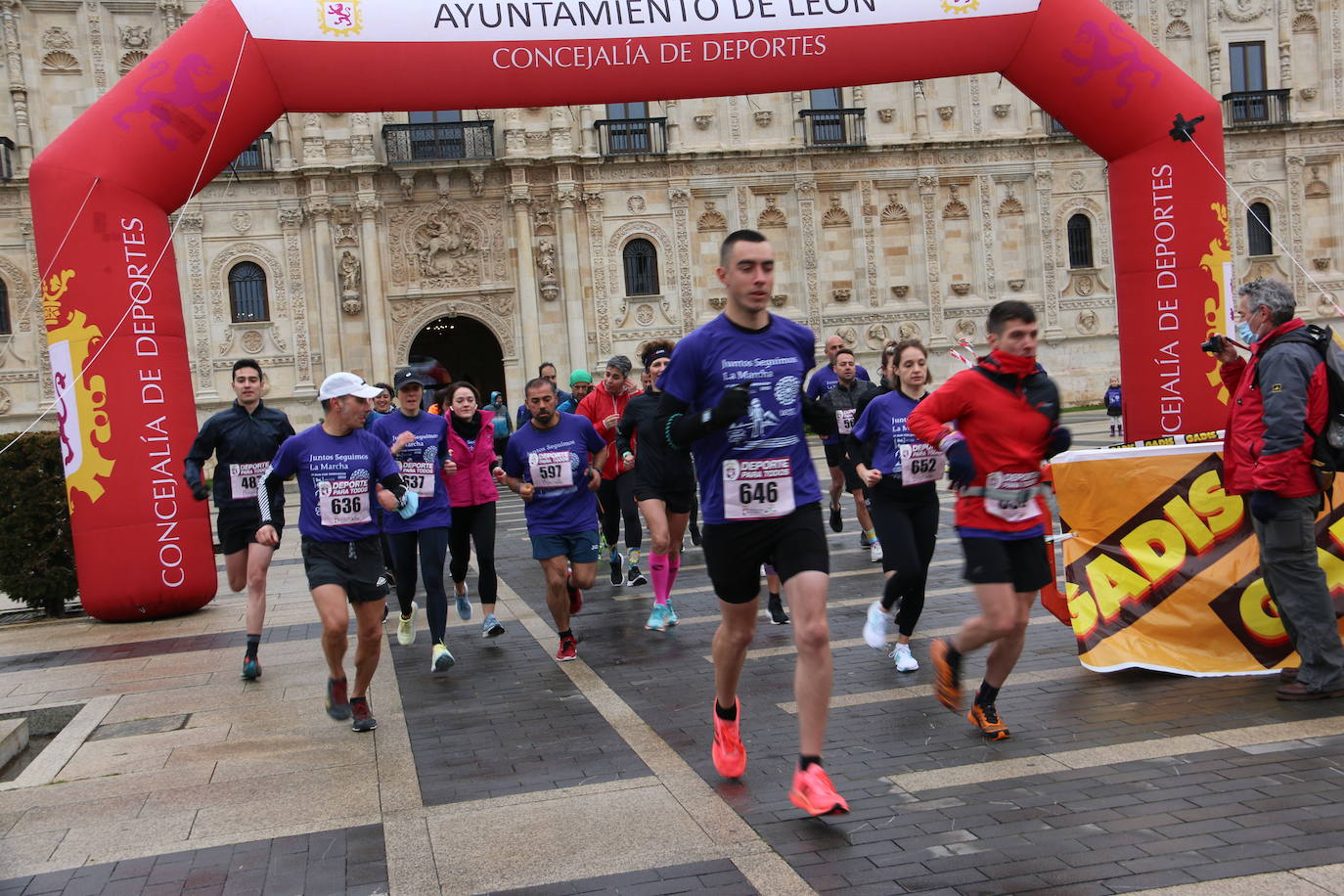 Participantes de la «Run for Parkinson's» organizada en la Plaza de San Marcos en León. 