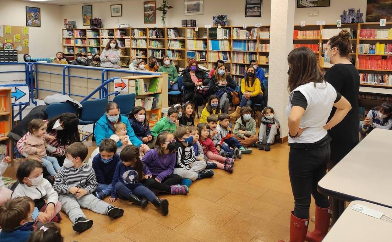 Acto en la biblioteca municipal con los más pequeños del municipio.