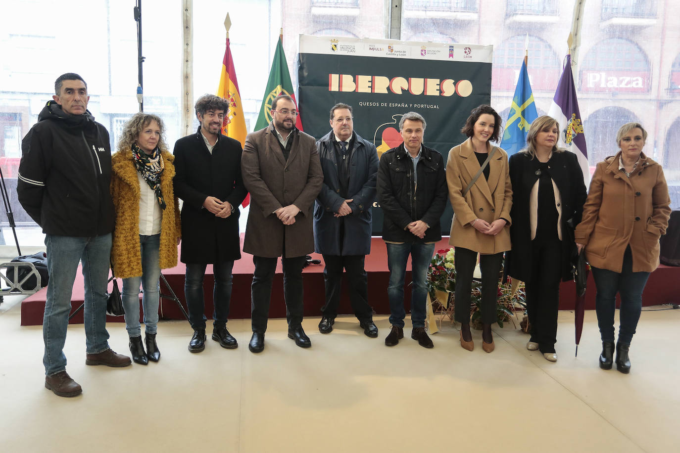 El presidente del Principado de Asturias, Adrián Barbón, visita la Feria Iberqueso de Valencia de Don Juan, acompañado por el alcalde de la localidad, Juan Pablo Regadera y la diputada Andrea Fernández, entre otras autoridades.