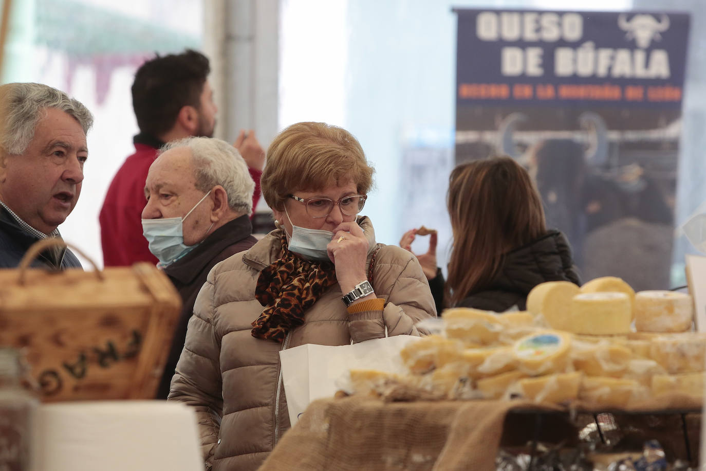 El presidente del Principado de Asturias, Adrián Barbón, visita la Feria Iberqueso de Valencia de Don Juan, acompañado por el alcalde de la localidad, Juan Pablo Regadera y la diputada Andrea Fernández, entre otras autoridades.