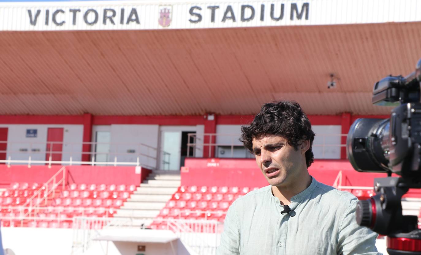 El futbolista leonés vive en Gibraltar una nueva experiencia y suma su país número 14 en su carrera.