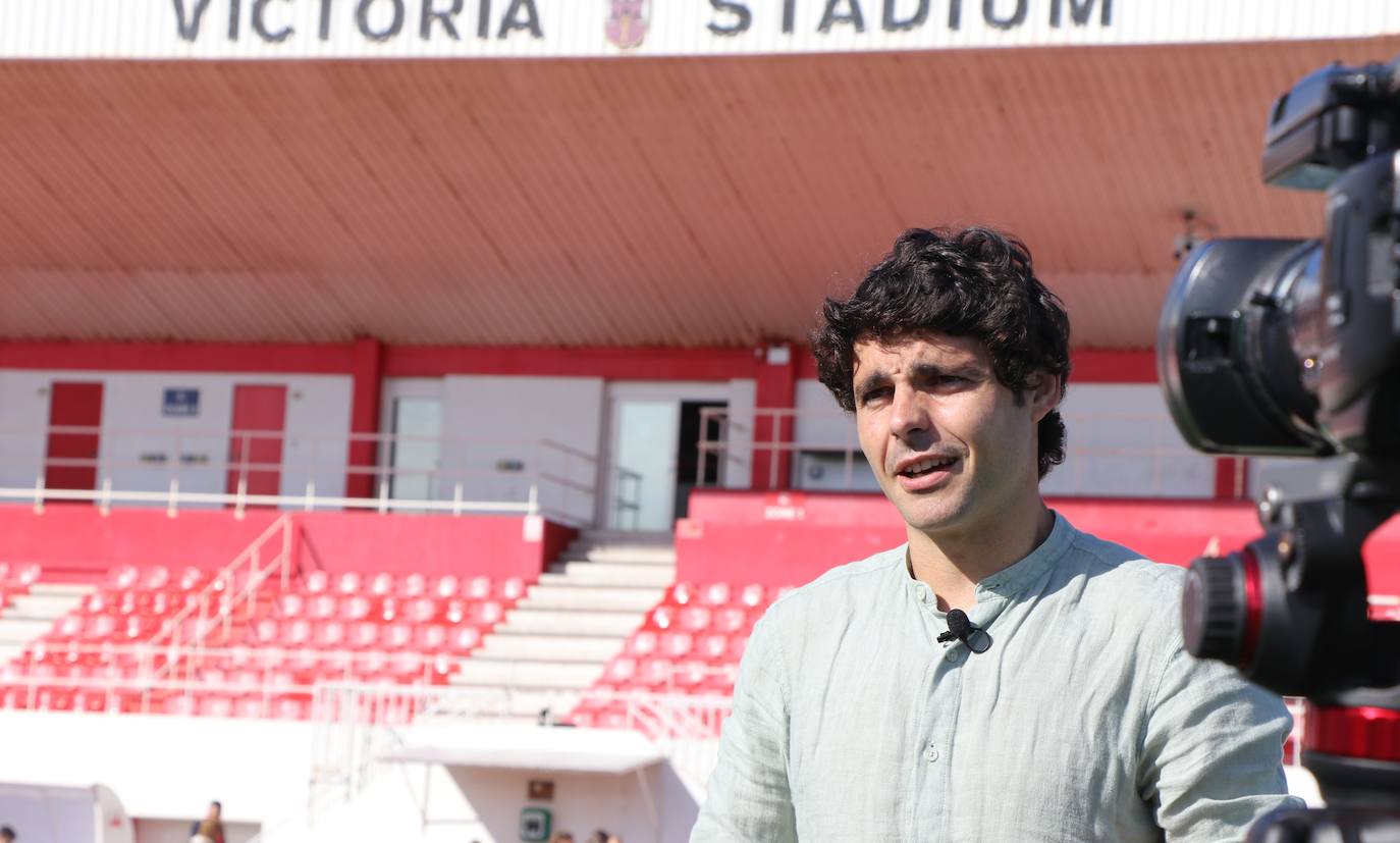 El futbolista leonés vive en Gibraltar una nueva experiencia y suma su país número 14 en su carrera.