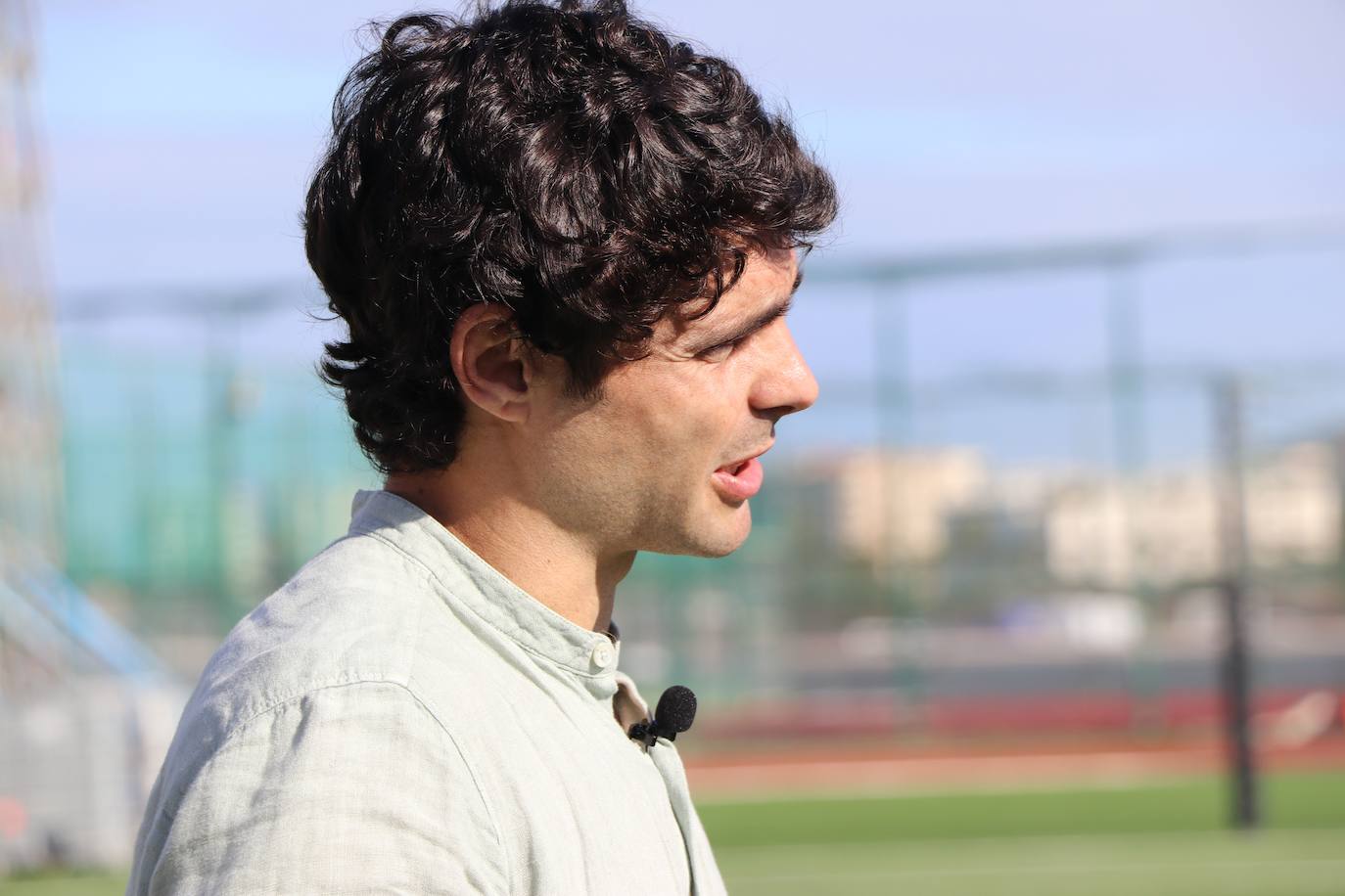 El futbolista leonés vive en Gibraltar una nueva experiencia y suma su país número 14 en su carrera.