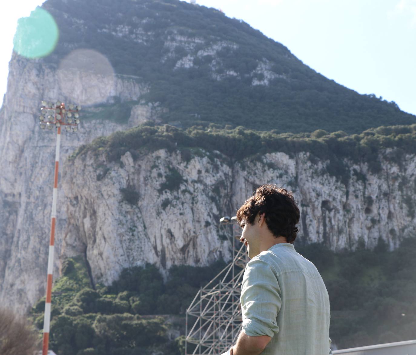 El futbolista leonés vive en Gibraltar una nueva experiencia y suma su país número 14 en su carrera.