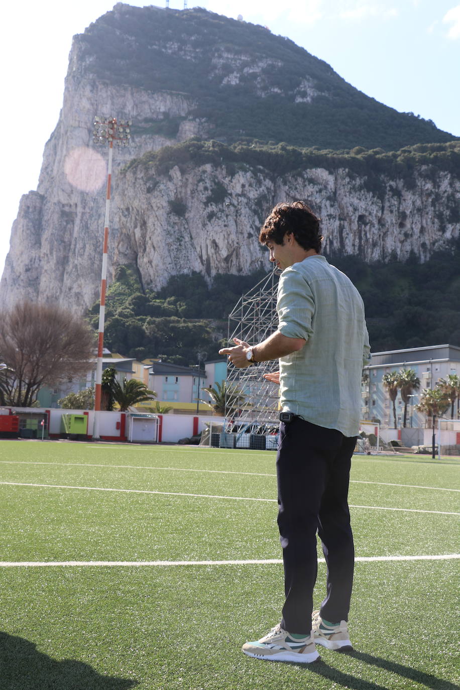 El futbolista leonés vive en Gibraltar una nueva experiencia y suma su país número 14 en su carrera.