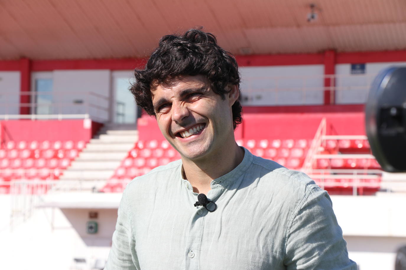 El futbolista leonés vive en Gibraltar una nueva experiencia y suma su país número 14 en su carrera.