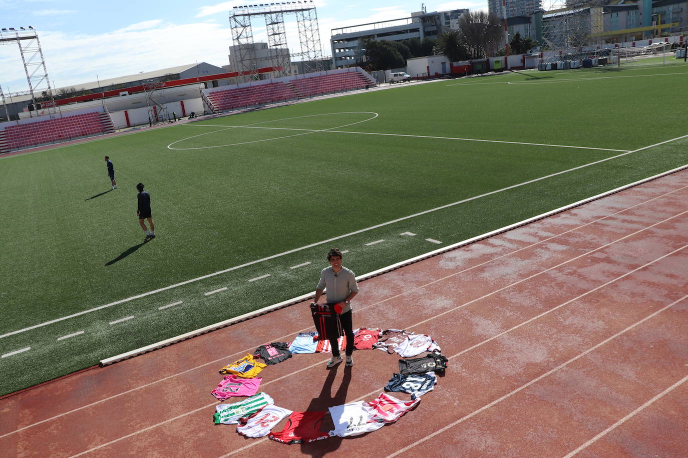 El futbolista leonés vive en Gibraltar una nueva experiencia y suma su país número 14 en su carrera.