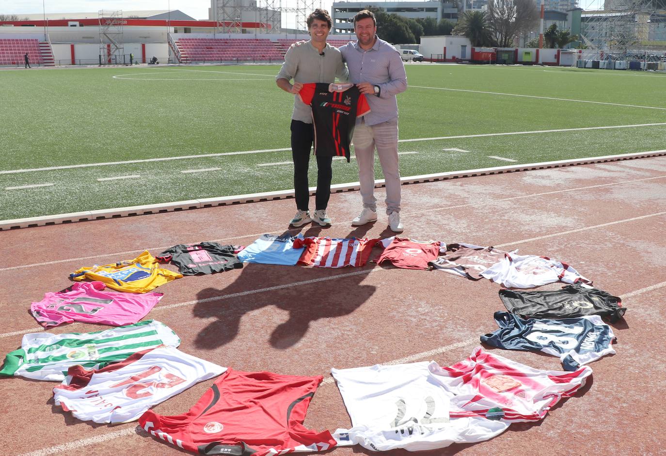 El futbolista leonés vive en Gibraltar una nueva experiencia y suma su país número 14 en su carrera.