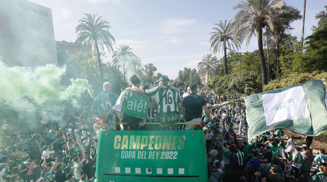 Jugadores del Betis saludan desde el autocar a su afición a la salida del estadio Benito Villamarín, con destino al ayuntamiento de Sevilla, para celebrar su título de Copa del Rey.