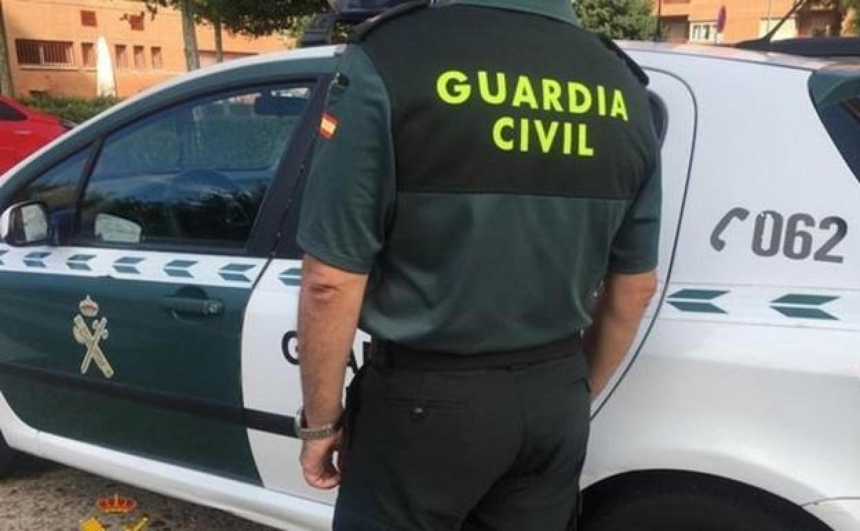 La Guardia Civil investiga los hechos tras ser trasladado el joven al hospital.