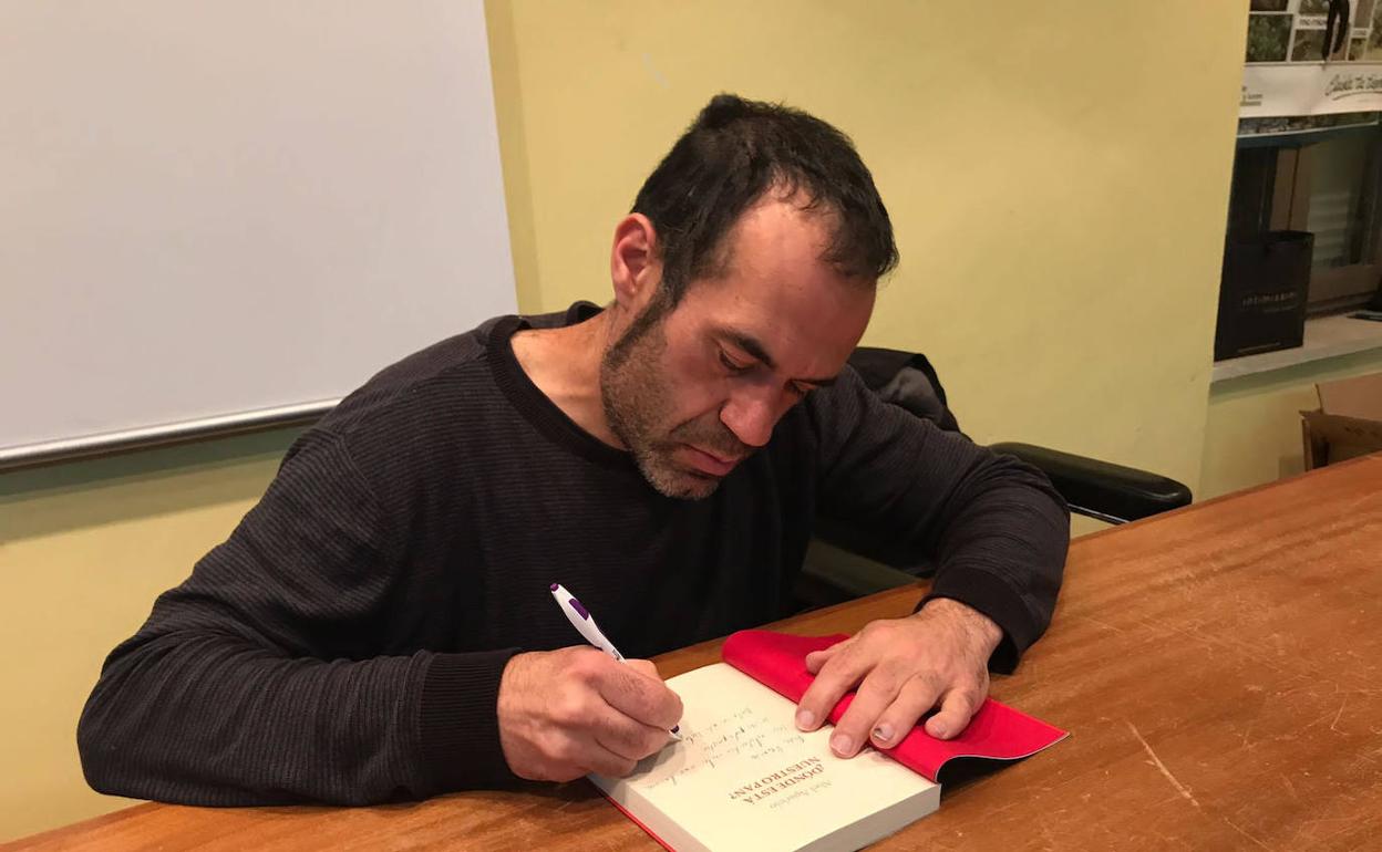 El autor Abel Aparicio firmando uno de los ejemplares de «¿Dónde está nuestro pan?». 