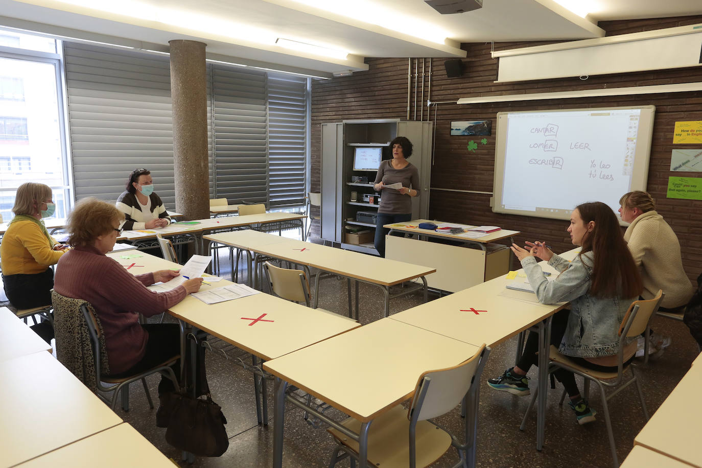 La delegada territorial de la Junta en León, Ester Muñoz, visita la Escuela Oficial de Idiomas para agradecer la labor de los profesores que de manera gratuita están dando clases de español a los ucranianos recién llegados a la provincia.