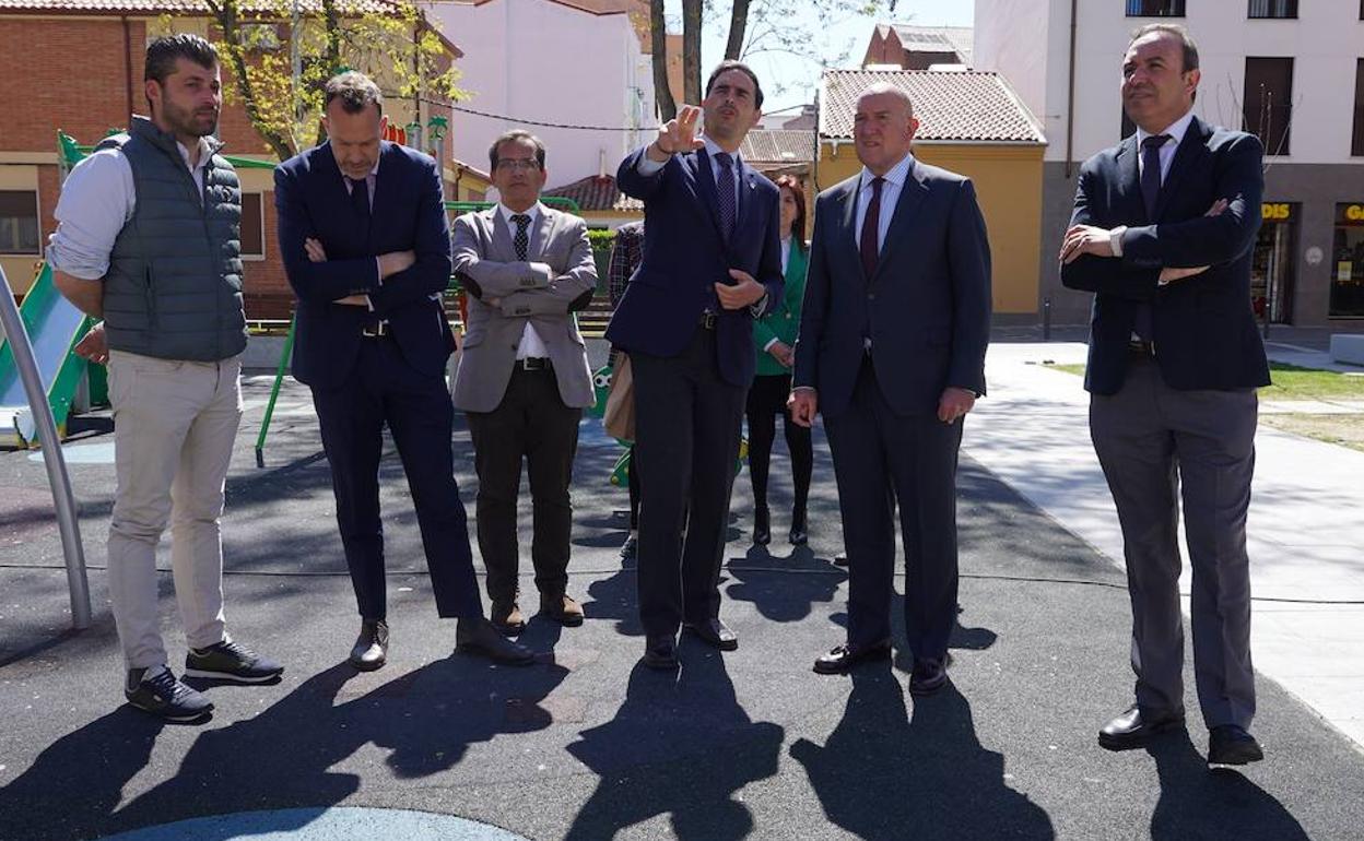 El consejero de la Presidencia, Jesús Julio Carnero, visita varias obras del Fondo de Cooperación Local en Medina del Campo acompañado de su alcance, Guzmán y el vicepresidente de la Diputación Víctor Alonso.