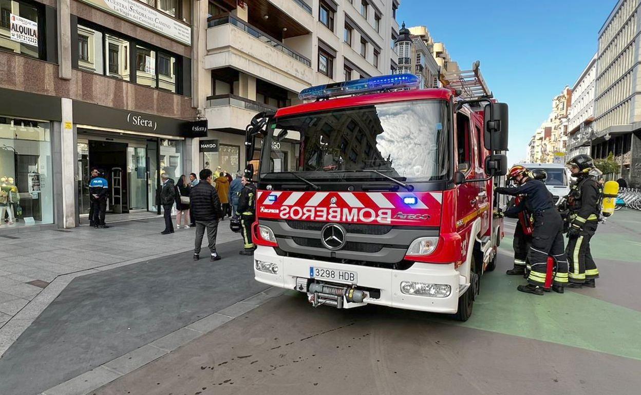 Efectivos de Bomberos, en Ordoño II, durante su intervención en Sfera este lunes. 