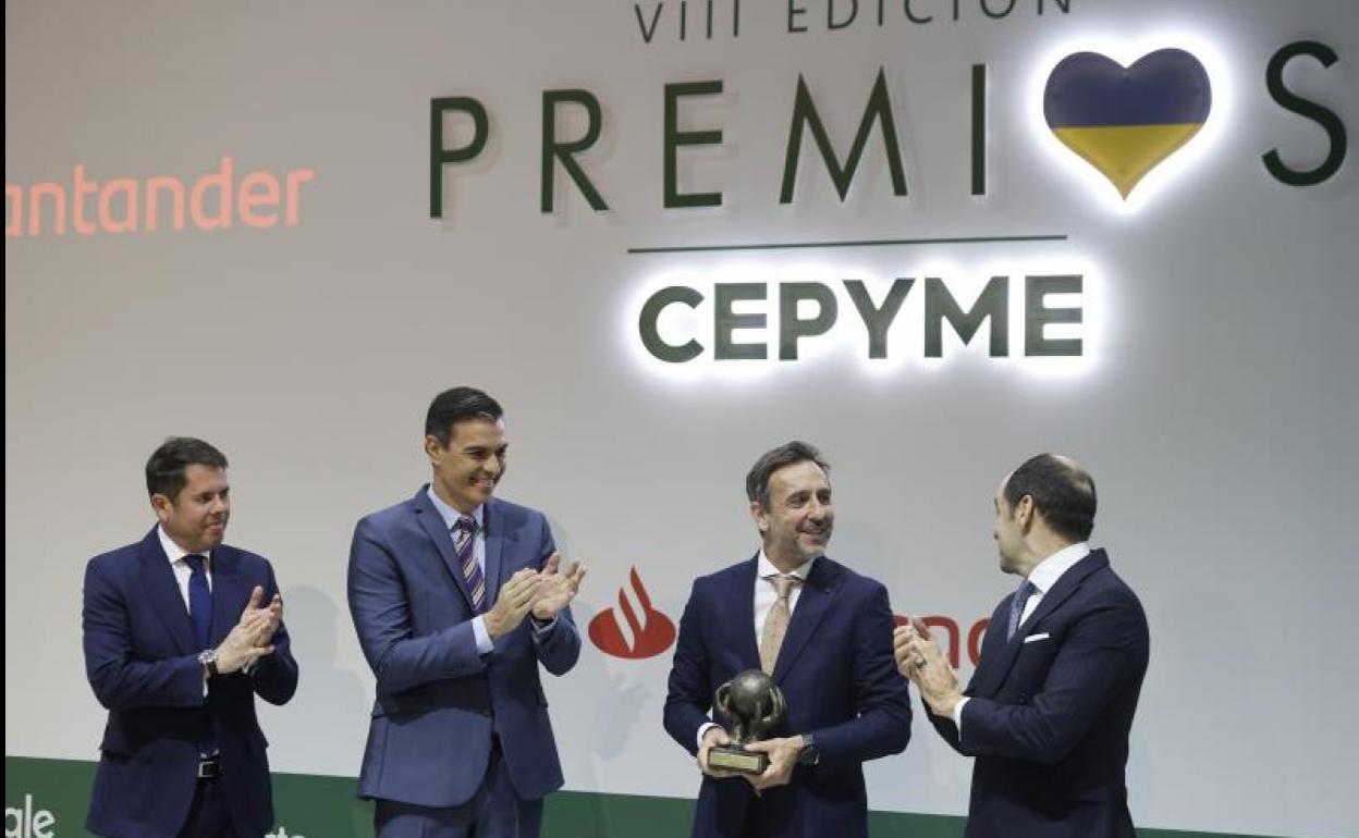 Pedro Sánchez y el presidente de Cepyme, Gerardo Cuerva, entregan el premio a la pyme del año.