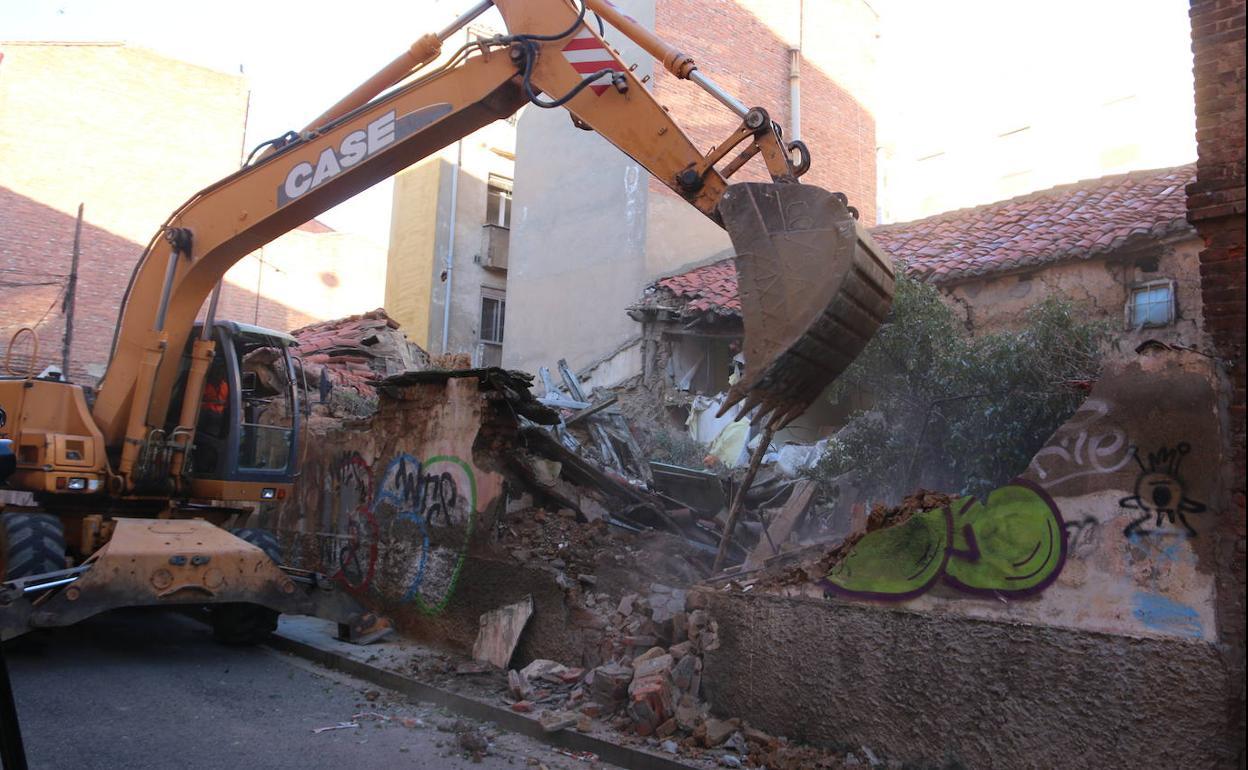 Una excavadora actúa en la zona que ya ha sido demolida de la ronda interior de León.