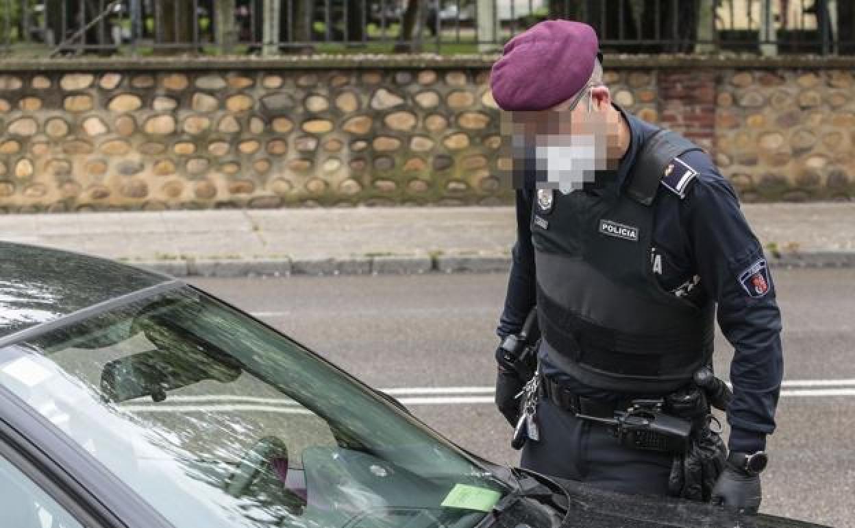 Efectivos de la Policía Local de León durante una patrulla por la ciudad. 