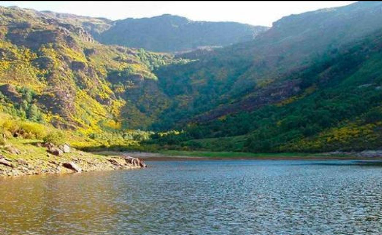 Lago de La Baña, situado en la provincia de León.