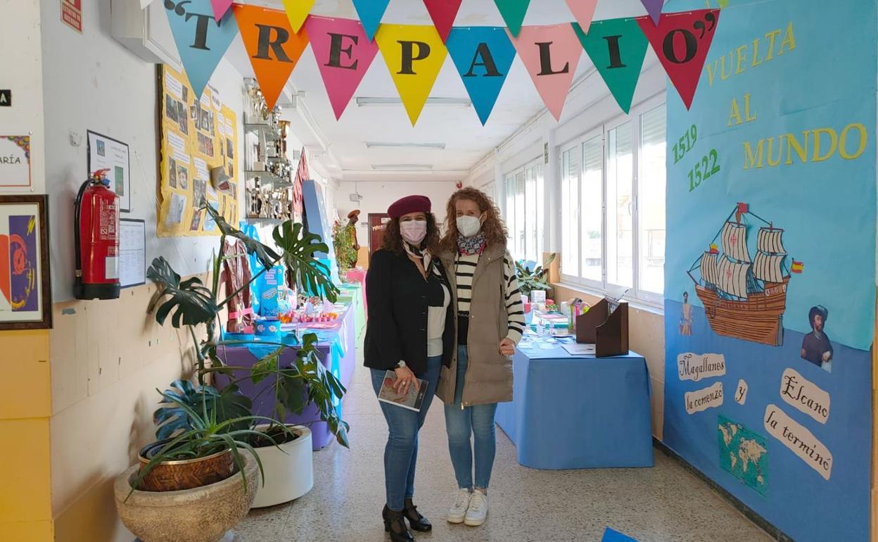 La escritora Lidia Fos junto a la directora del centro, Mª Jesús Gil Voces, en el CEIP Trepalio. 