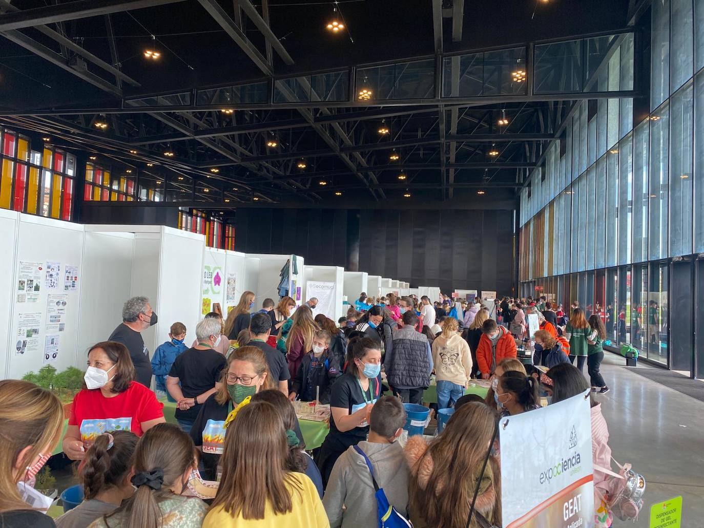 A lo largo de los próximos tres días el Palacio de Exposiciones se abre a la tercera edición de Expociencia de la Universidad de León 2022. Se trata de una cita que acoge a más de 5.000 escolares, que aprenderán de ciencia e investigación en los 43 stands disponibles de la institución educativa. 