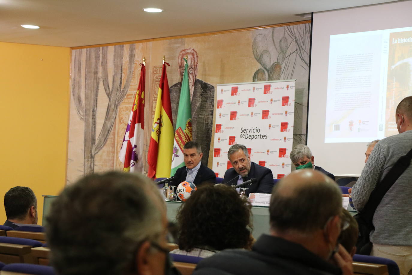 Presentación del libro «La historia del balonmano en León» en el Paraninfo Gordón Ordás del edificio El Albéitar. 