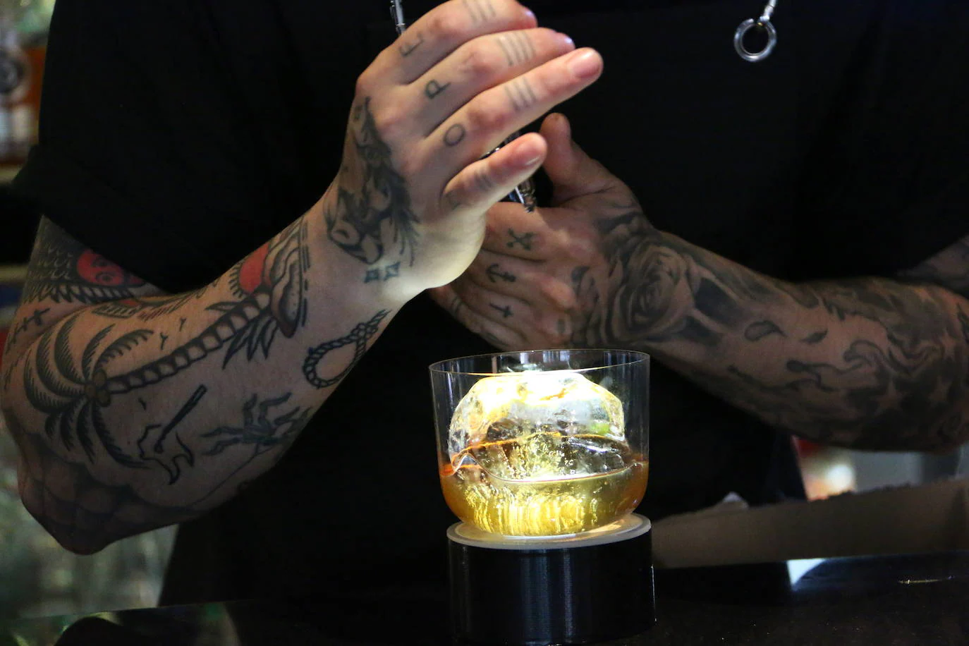 Preparación del cóctel Siete Lagrimas, del bartender leonés Cristian Martínez. 