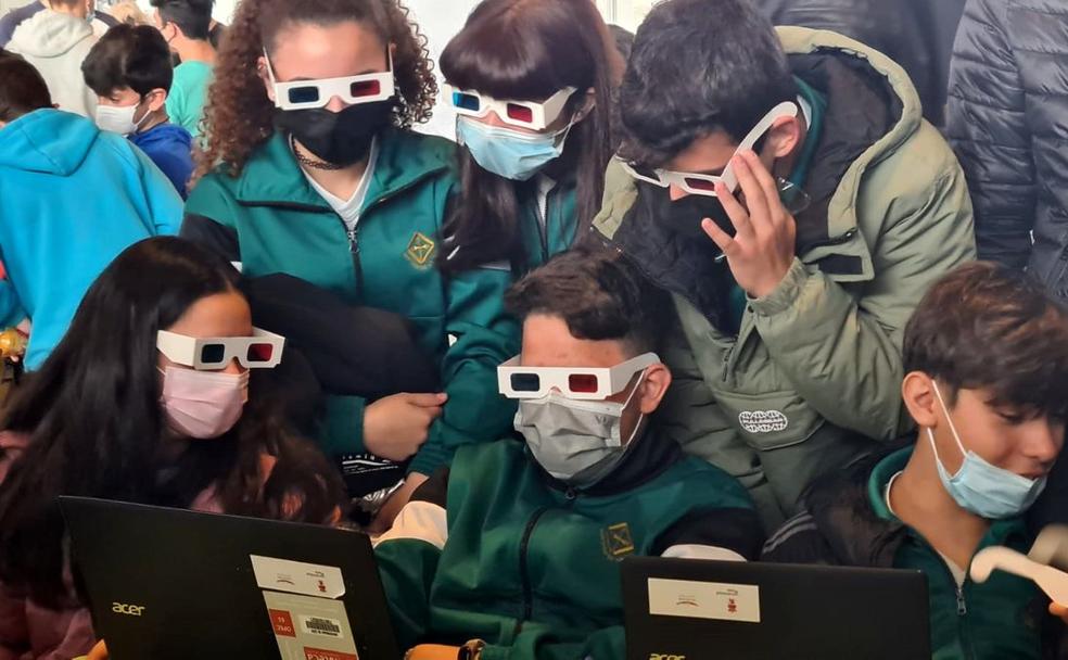 Un grupo de alumnos acude a una actividad de Expociencia celebrada en el Palacio de Exposiciones de León.