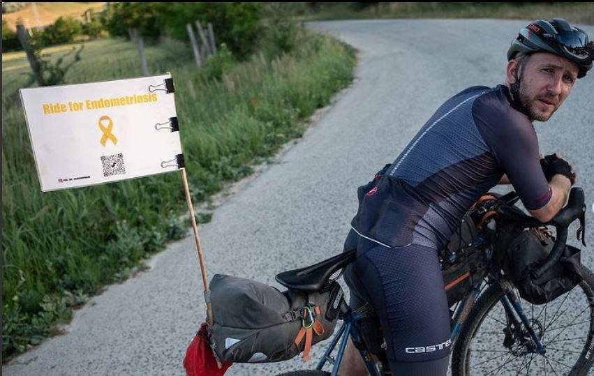 El catalán Jordi Girones recorrerá junto a su mujer, Carine Buncsi, diagnosticada con endometriosis desde 2019, 200 kilómetros del Camino de Santiago con salida desde Ponferrada para dar visibilidad a esta enfermedad | Una campaña de crowdfunding recauda fondos para la la Asociación de Endometriosis en España.