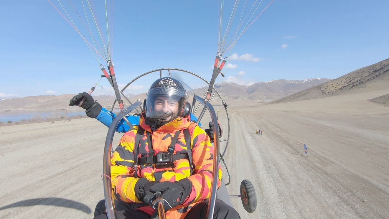 Un concierto de violín improvisado desde lo alto de un acantilado, un vuelo en paramotor superando el miedo a las alturas y una visita a la primera bodega de vino de la historia, son algunas de las experiencia vividas en Armenia por Ara Malikian en la nueva entrega de 'Planeta Calleja' con el aventurero leonés Jesús Calleja.. 