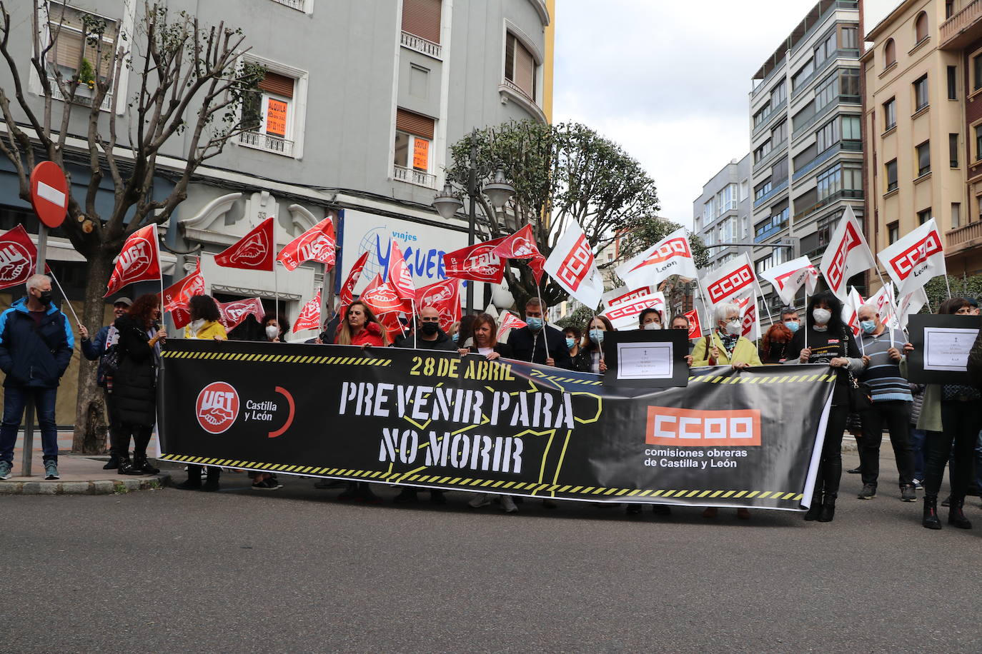 UGT y CCOO se concentran para reclamar una mayor implicación en la prevención de riesgos laborales.