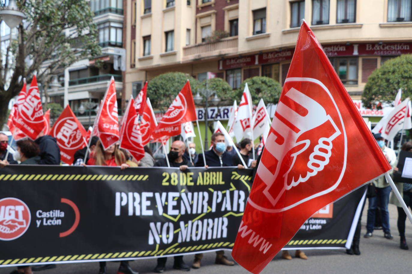 UGT y CCOO se concentran para reclamar una mayor implicación en la prevención de riesgos laborales.